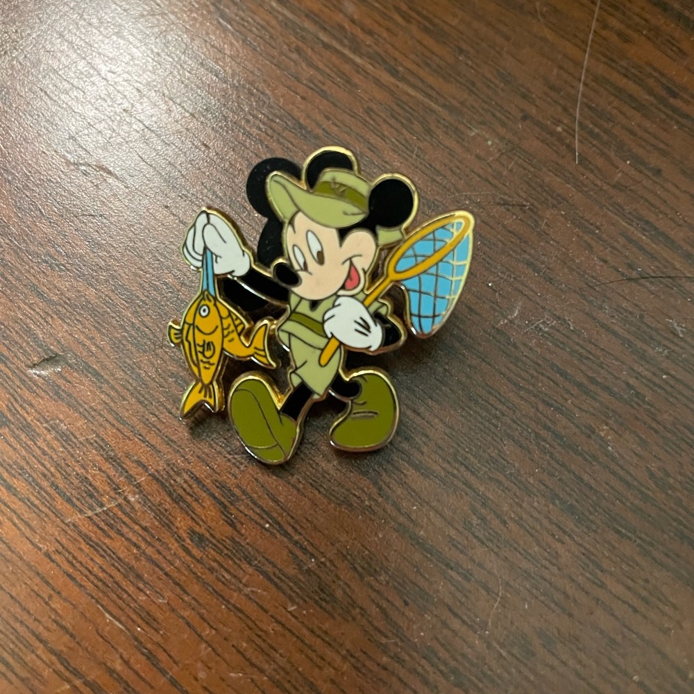 Disney Mickey Mouse “Gone Fishing”Pin from the Cast Lanyard Series II - Picture 1 of 1